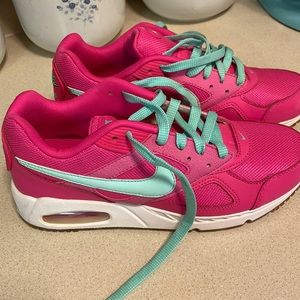 Women’s Nike shoes